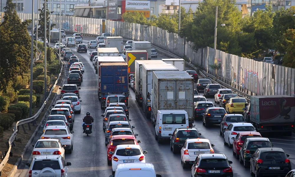 Μποτιλιάρισμα στην Κηφισίας λόγω τροχαίου-Καθυστερήσεις στην Αττική οδό